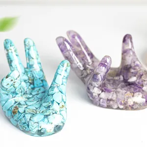 Détail du support main de bouddha en résine avec cristaux de turquoise et améthyste