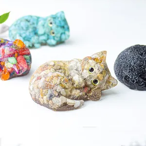 Dettagli di statuette di gatti che dormono in resina fatte a mano con cristalli naturali