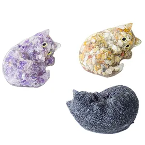 Tre gatti addormentati in resina con cristalli naturali di ametista e ossidiana