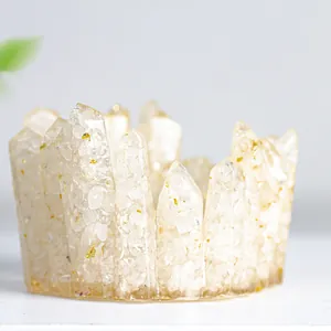 Dettaglio macro della ciotola in resina con quarzo bianco e scaglie d'oro