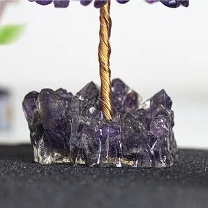 Détail macro du socle en amas d'améthyste naturelle avec tronc d'arbre en fils de cuivre