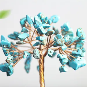 Macro de pierres turquoises et branches en fil doré sur l'arbre de richesse Feng Shui