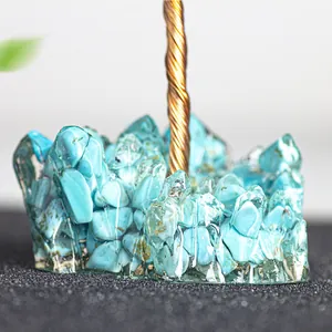 Gros plan de pierres turquoise incrustées dans une base de résine avec fil doré