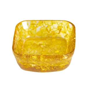 Goldene Harzschale mit Kristallen für Schmuck und luxuriöse Wohndekoration
