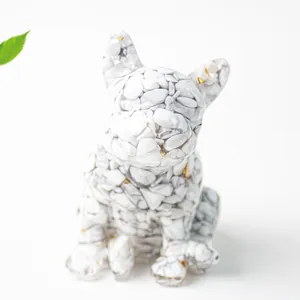 Dettaglio di statuina bulldog in resina con pietre bianche e accenti in foglia d'oro