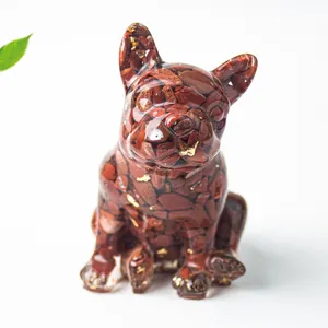 Dettaglio di bulldog in resina con scaglie di cristallo rosso e foglie d'oro