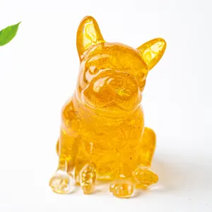 Dettaglio di statuetta bulldog francese in resina ambrata con texture cristalline