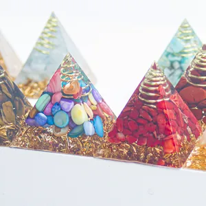 Orgon-Chakra-Pyramide mit Amethyst und Kristallen für dekorative Energie zu Hause