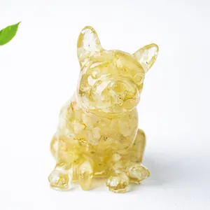 Dettaglio della statuina bulldog francese in resina gialla con pietre incastonate