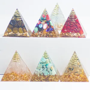 Orgonit-Chakra-Pyramide mit Naturkristallen und Kupferspirale für Home-Deko