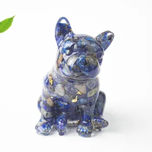 Dettaglio del bulldog francese in resina con cristalli blu e scaglie di foglia d'oro