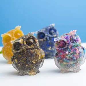 Macro detail van natuurlijke kristal hars uil ornamenten met goudfolie en steentjes