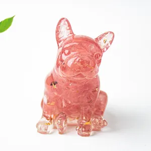 Dettaglio macro della statuetta bulldog francese in resina rosa con scaglie dorate