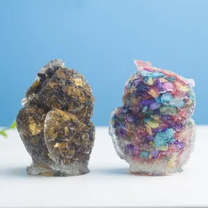 Natuurlijke kristallen uil figuren van hars met kleurrijke stenen en goudfolie