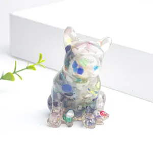 Dettaglio di statuetta bulldog francese in resina con cristalli colorati su piedistallo