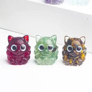 Détails de trois figurines de chat en résine avec pierres de cristal et yeux bleus