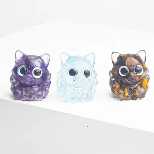 Vue détaillée de trois statues de renard en résine avec texture améthyste et oeil de tigre