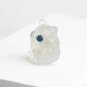 Gros plan d'une statuette de renard translucide avec yeux bleus et pierres de cristal