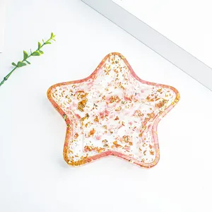 Bandeja de resina para joyas en forma de estrella con pétalos rosas y lámina de oro