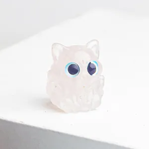 Détail de la figurine de chat en résine rose avec finition mate et yeux bleus