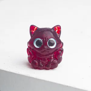 Vue rapprochée d'une figurine de chat en résine avec dégradé violet et yeux bleus