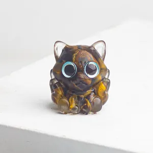 Vue macro d'un chat décoratif en résine ambre avec de grands yeux bleus vifs