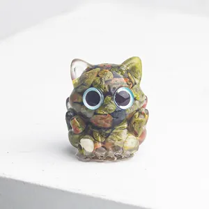 Vue détaillée d'une figurine de chat en résine avec des cristaux naturels multicolores