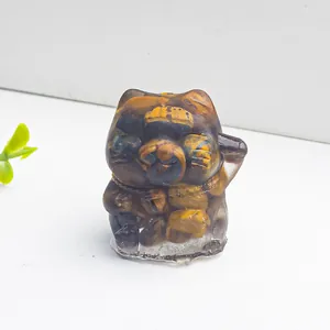 Detailansicht der Winkekatze-Figur mit Tigerauge-Kristallstein und Kunstharz-Struktur