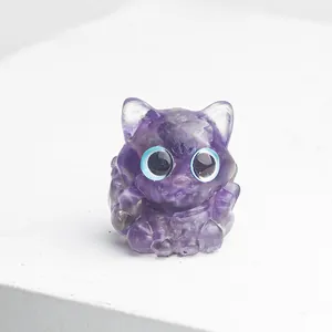 Vue macro d'une figurine de chat en résine violette avec texture cristal et yeux bleus