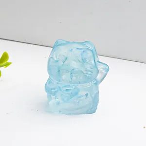 Detailansicht einer hellblauen Harz-Glückskatze als dekorative Figur für den Schreibtisch