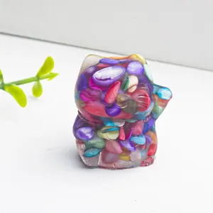 Detailansicht der handgefertigten Winkekatze mit bunten Kristallen in Harz