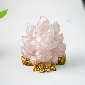 Detalle de figura de zorro de nueve colas de cristal con piedras rosas y base dorada