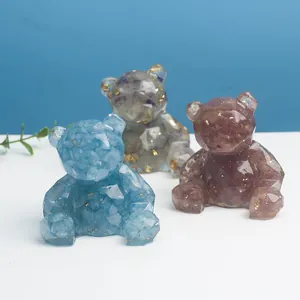 Vue détaillée d'ours en résine de cristal faits main avec pierres et feuilles d'or