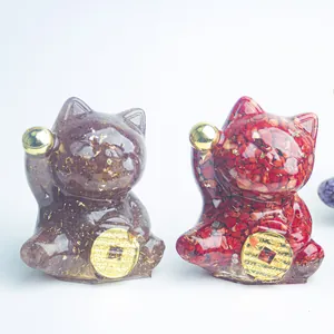Gatto portafortuna in resina con pietre naturali rosse e foglia oro per scrivania