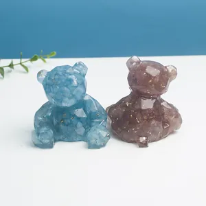 Détail de figurines ours en résine avec pierres bleues et violettes et flocons dorés
