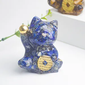 Dettaglio di un gatto della fortuna in resina con pietre di cristallo blu naturali