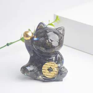 Dettaglio macro del gatto portafortuna in resina con pietre di labradorite