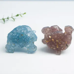 Détail de figurines d'ours en résine de cristal avec feuilles d'or et pierres concassées