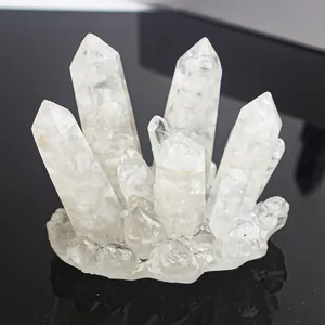 Grappe de cristal blanc naturel décoration de bureau sur surface noire réfléchissante