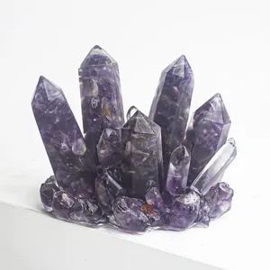 Détail macro d'un cluster de cristal violet avec socle en résine et prismes hexagonaux
