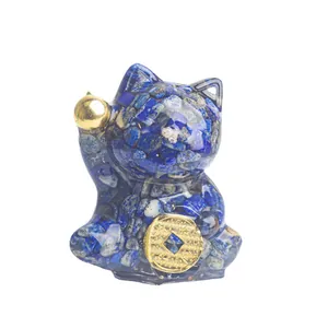 Statua gatto della fortuna in resina e cristallo blu con moneta d'oro decorativa