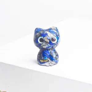 Detailansicht einer handgefertigten blauen Katzenfigur aus Kunstharz mit Lapislazuli