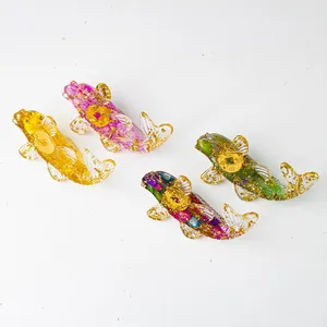 Ensemble de quatre figurines de carpes koï en résine avec cristaux naturels et feuilles d'or
