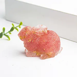 Primer plano de estatua de conejo en resina rosa con copos de oro y texturas finas
