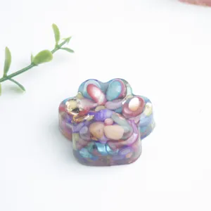 Macro detail van kattenpoot hars ornament met levendige natuurlijke kristalchips