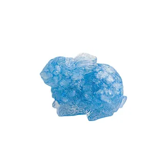 Figura de conejo de cristal azul translúcido con textura de pelaje para decoración