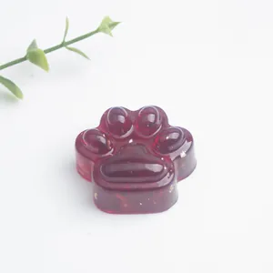 Macro-opname van rode hars kattenpoot decoratie met ingebedde luxe goudfolie snippers