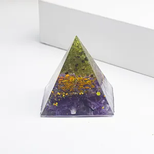 Pyramide d'orgonite avec arbre en améthyste et péridot en résine pour décoration