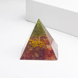 Pyramide d'Orgone faite main 5-6cm avec péridot vert et cristaux de jaspe rouge