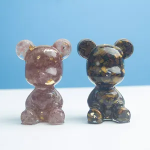 Détail de figurines d'ours en résine avec incrustations d'améthyste et d'œil de tigre